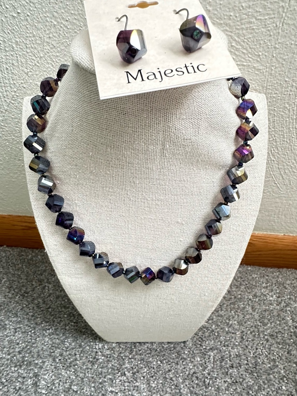 Vtg faceted bead necklace & earrings with shimmer purple and iridescent finish